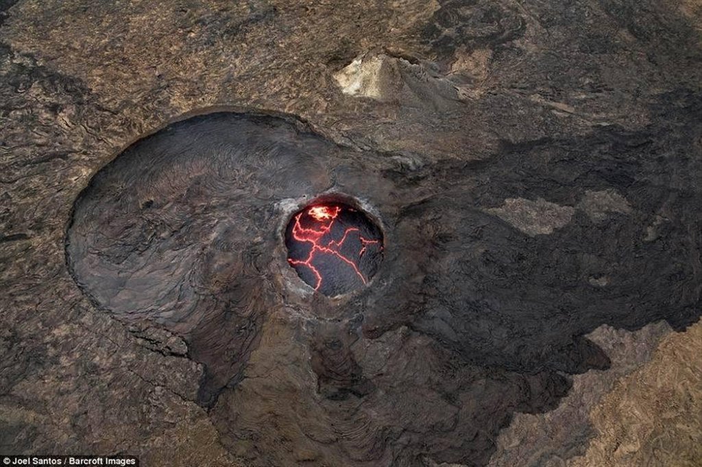 实拍百年不灭的地狱之门熔岩湖