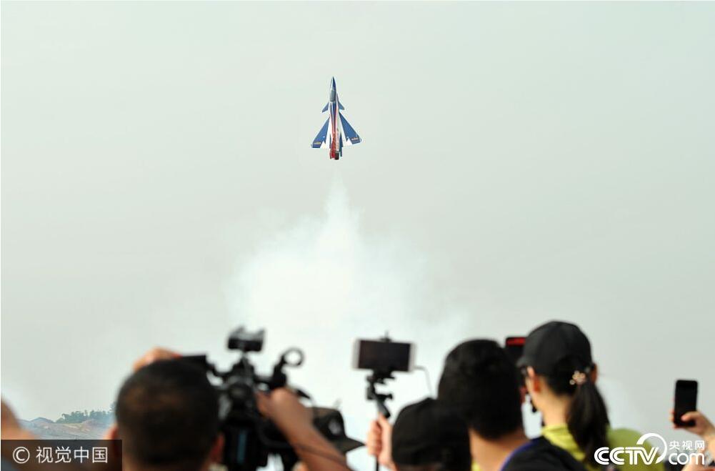 四川上演空中大战 歼10战机升空画心形